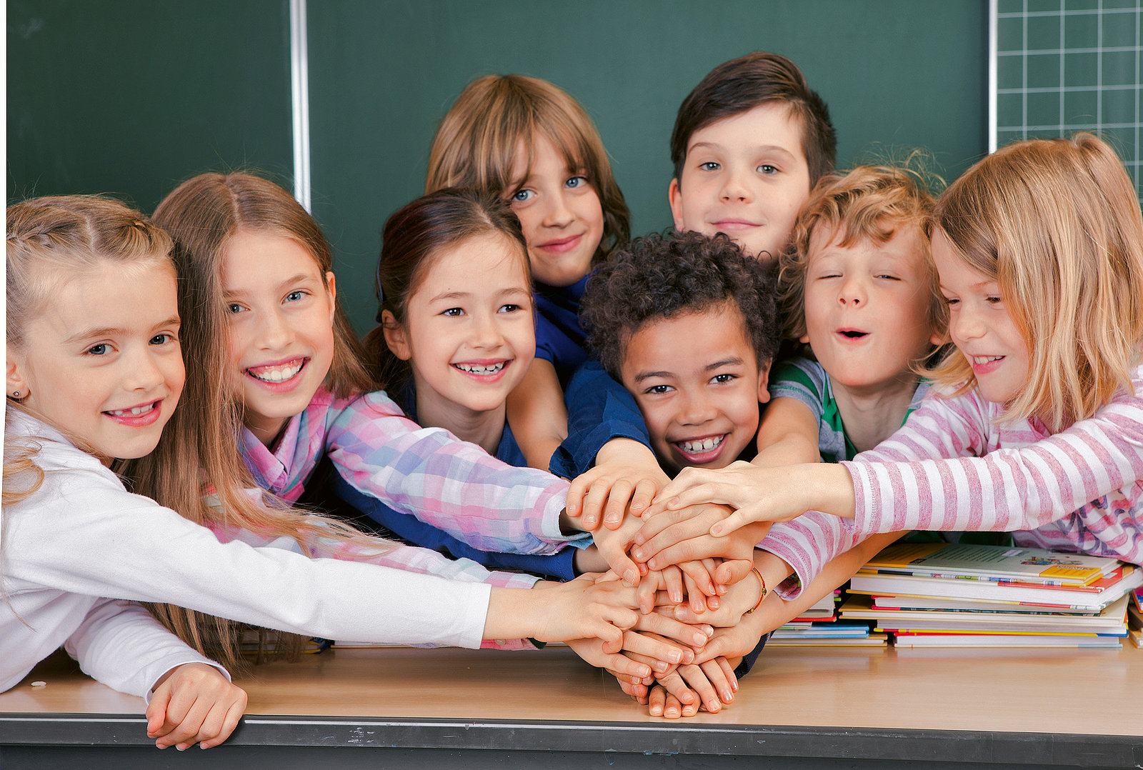 Hände aufeinander Freude in der Schule NL_032021_Titelbild_Slider_stock.adobe.com.drubig-photo_jpg.jpg