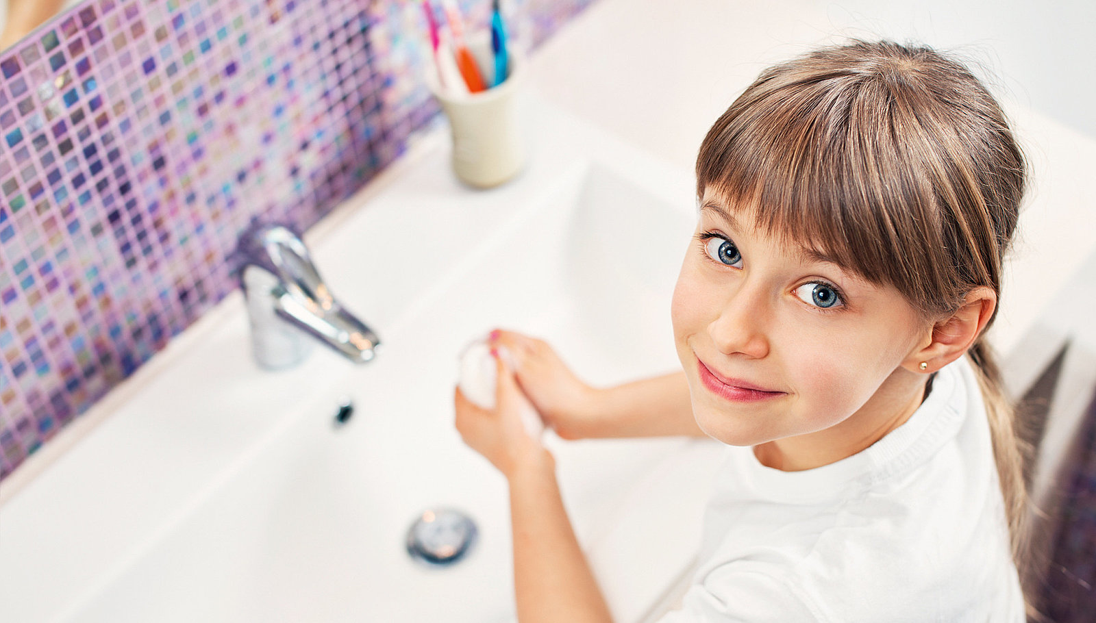 619541550 Mädchen wäscht sich die Hände am Waschbecken