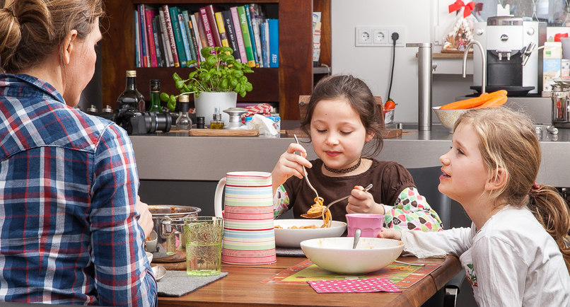 Kinder essen Zuhause mit ihrer Mutter zu Mittag